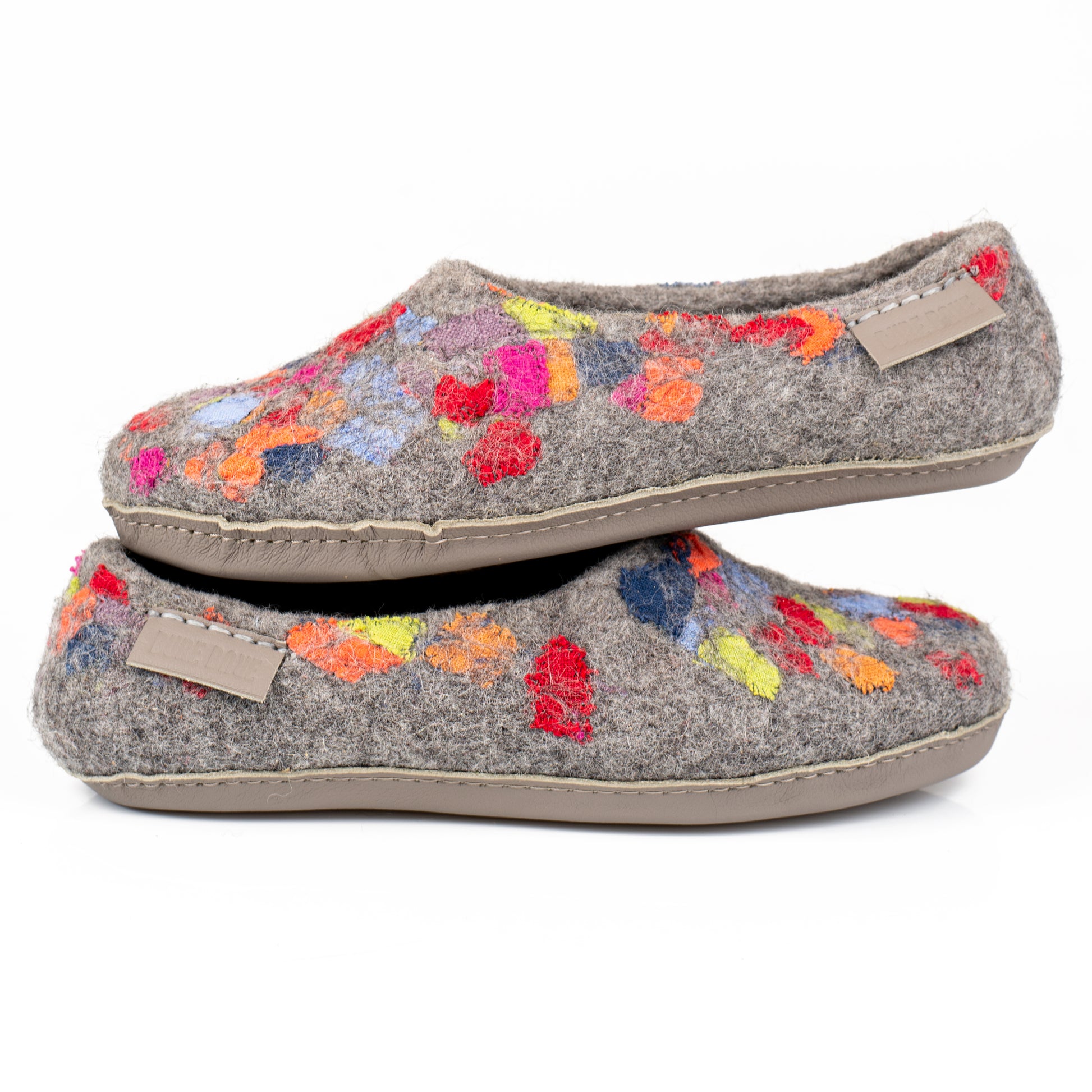 Undyed sheep wool slippers for women with natural linen patches