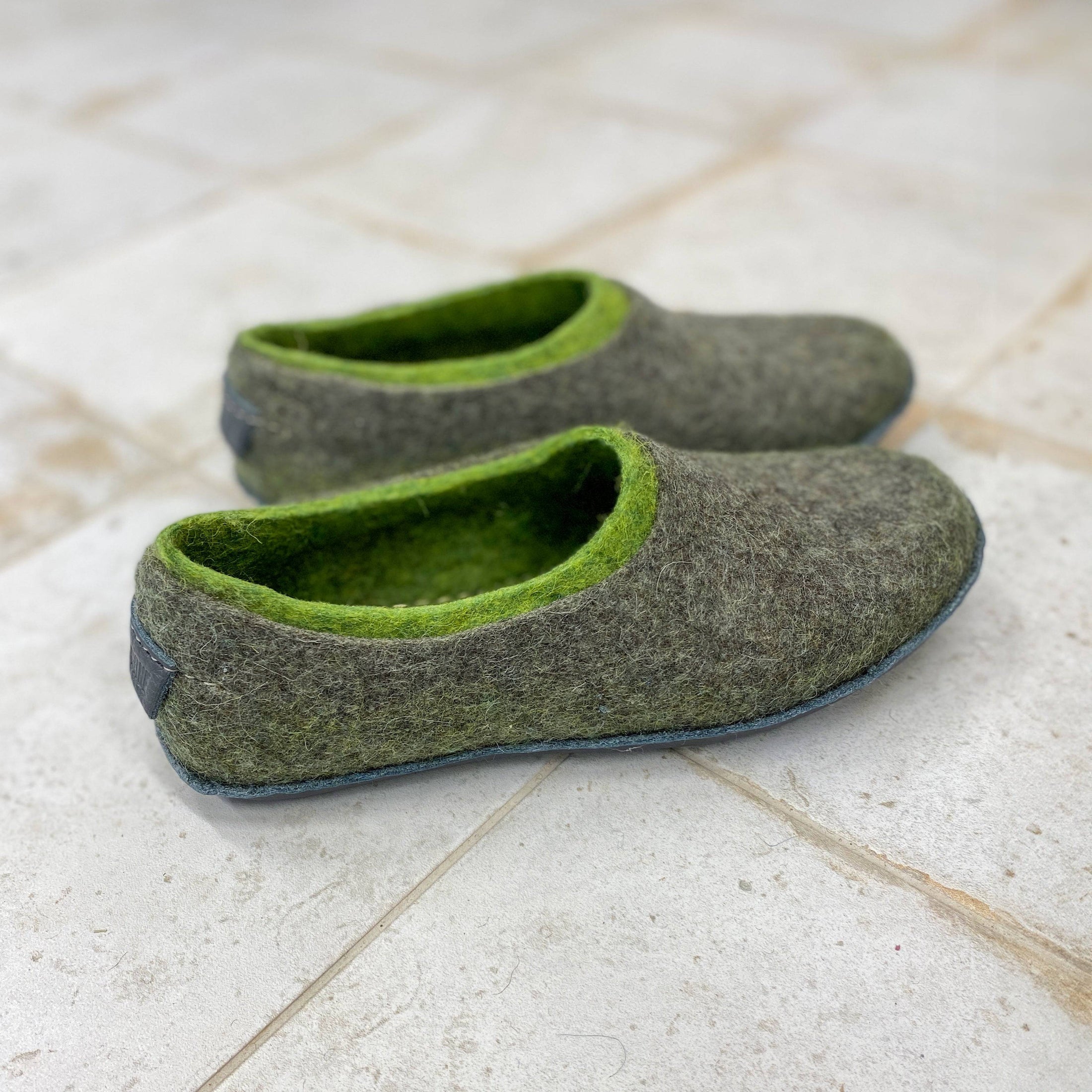 THICK-SOLED SLIPPERS IN GRAY WOOL