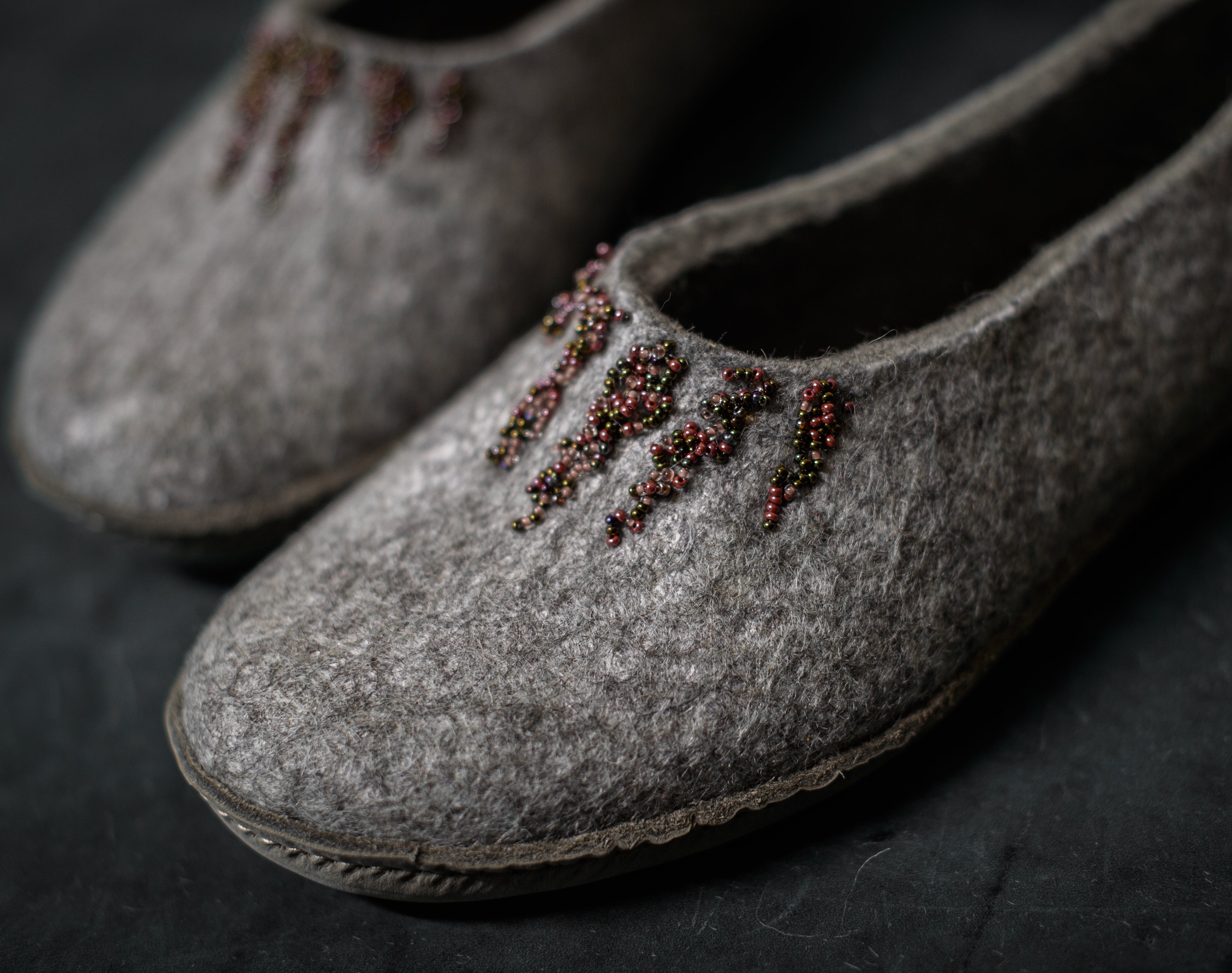 Women house shoes, felted wool natural slippers, Felted shoes Dots high quality / gray / silver/ white