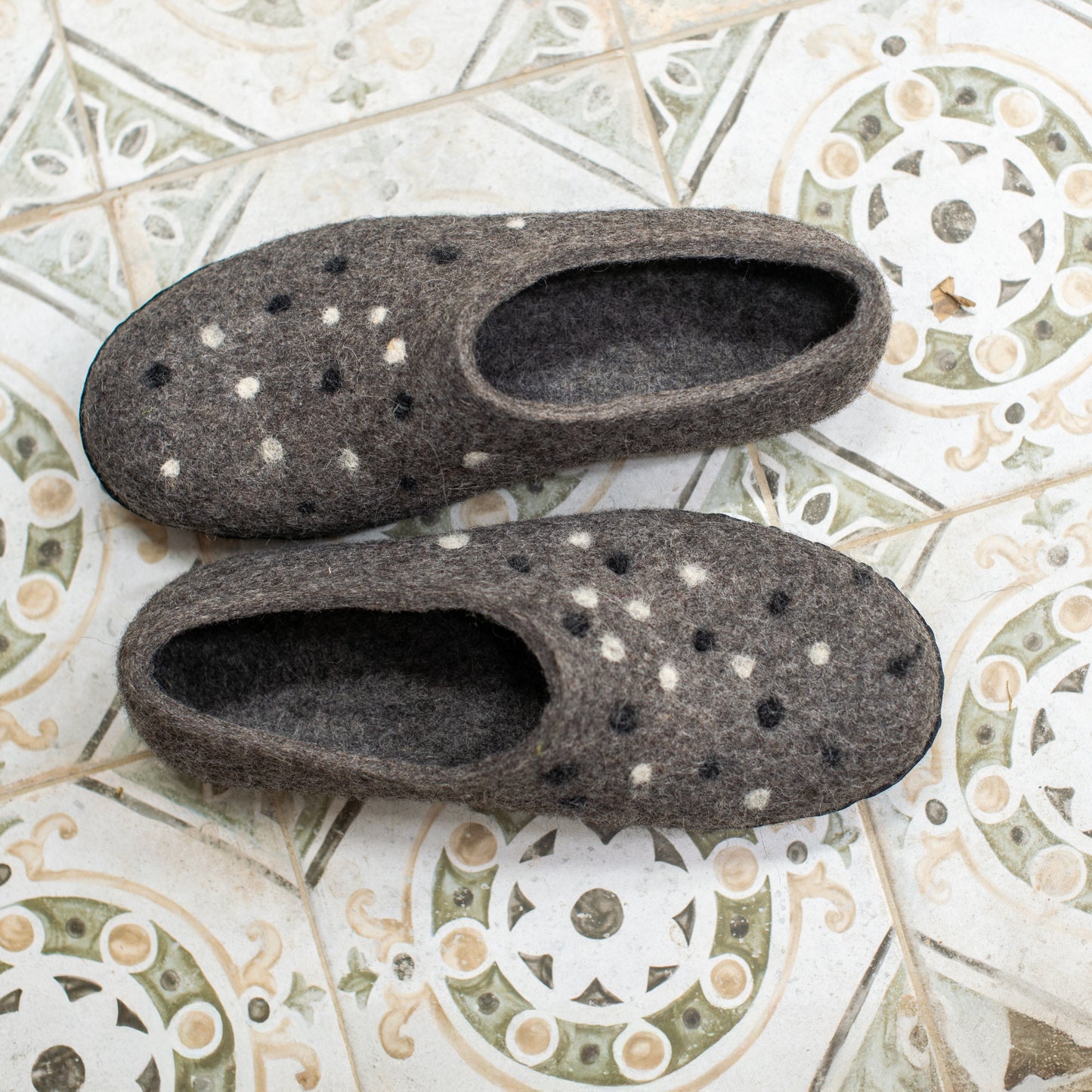 Men's Classic Wool Slippers - Gray Dots