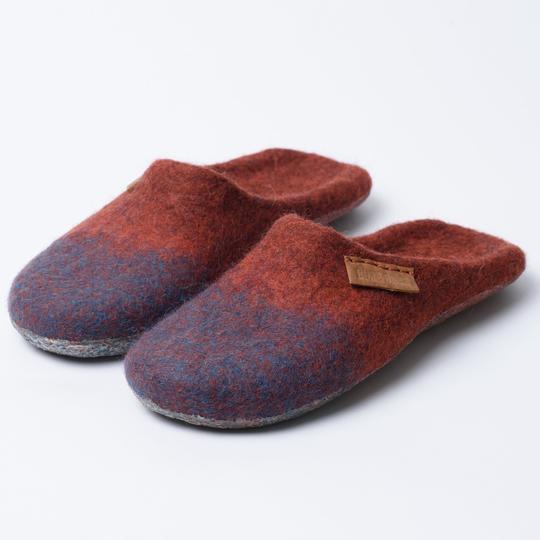 Closed toe slippers made from cinnamon and cinnamon-turquoise wool blend 
