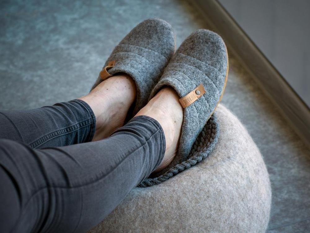 Collapsible back felted clogs on feet