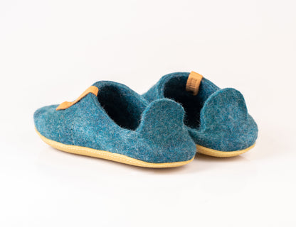 Men's natural wool slippers with collapsible back and sturdy stitching
